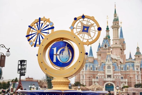 同为全球顶流，看一座乐园与一座城的双向奔赴