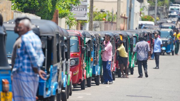 放假、脱西装上班！这些亚洲国家开始省油“大作战”