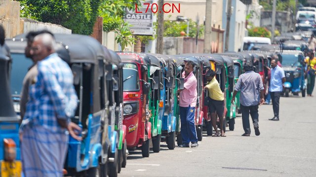 斯里兰卡首都科伦坡,人们在加油站附近排队等待为车辆加油 (新华社图)