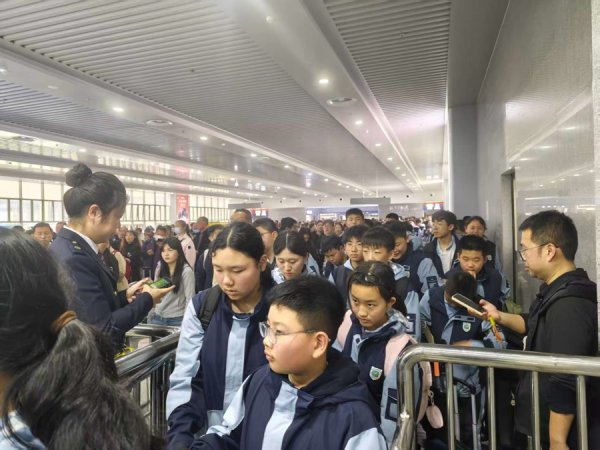 今迎清明假期客流最高峰，长三角铁路单日客发量有望创新高