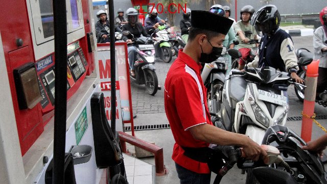 在印度尼西亚梭罗工作人员为摩托车加油 （新华社图）