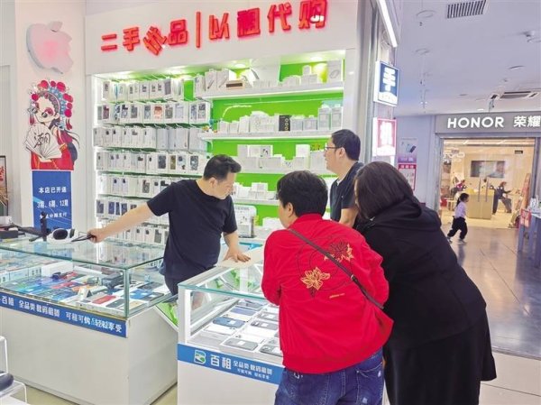 手机涨价 “追新”还是“淘旧” 兰州年轻消费者“捧火”二手市场