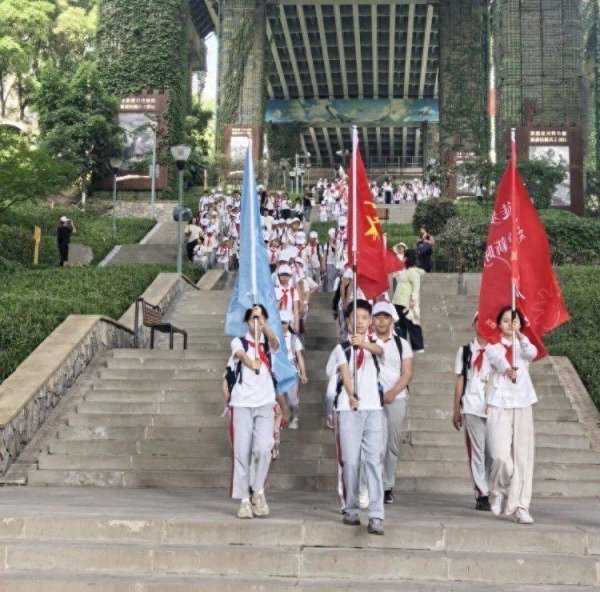别样的毕业礼！重庆这所学校学子用一场沿江徒步告别小学时光