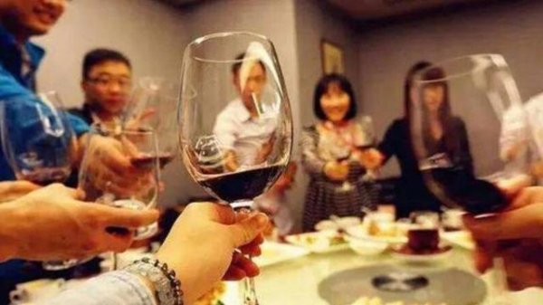 25岁小伙红酒喝到吐血险丧命！春节保胃（命）指南！医生紧急提醒