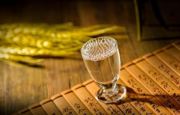 偶尔喝几口白酒没啥事？酒精对血糖影响，比你想的复杂