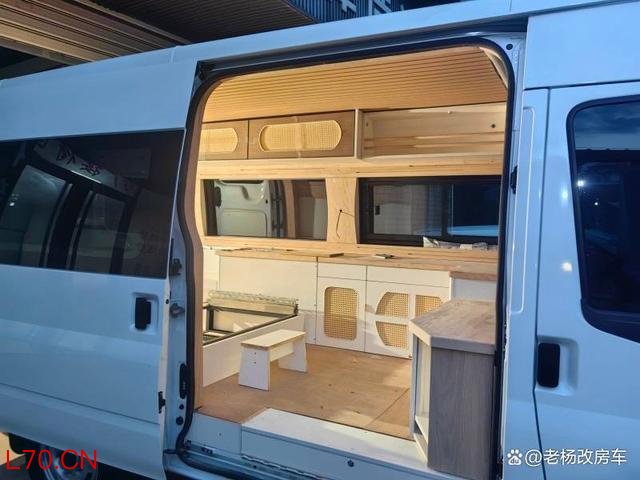 晋江长安面包车床车改装基地探秘移动生活空间打造全攻略-有驾
