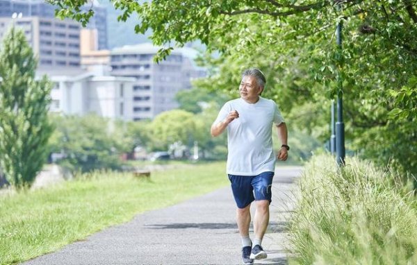 散步立大功！医生发现：散步可能对这4种慢性病有好处！可以试试