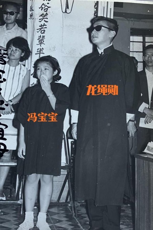1964年，林黛的葬礼上，丈夫龙绳勋、干女儿冯宝宝，一张罕见合影