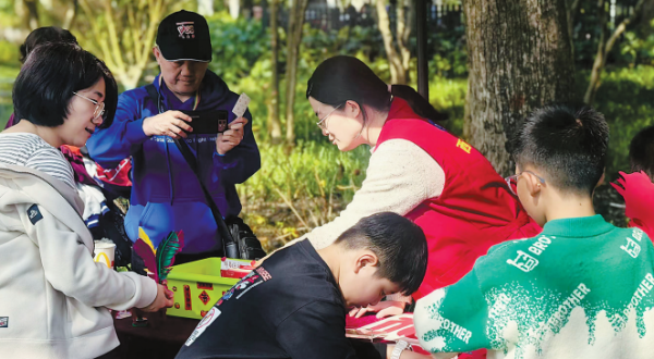 杭州西湖边百张全家福定格“温暖”与“青春”
