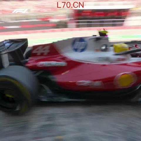 “AND YOU ARE IN FRONT!” 顺利完成这次决定性的进站，法拉利车组互相鼓励